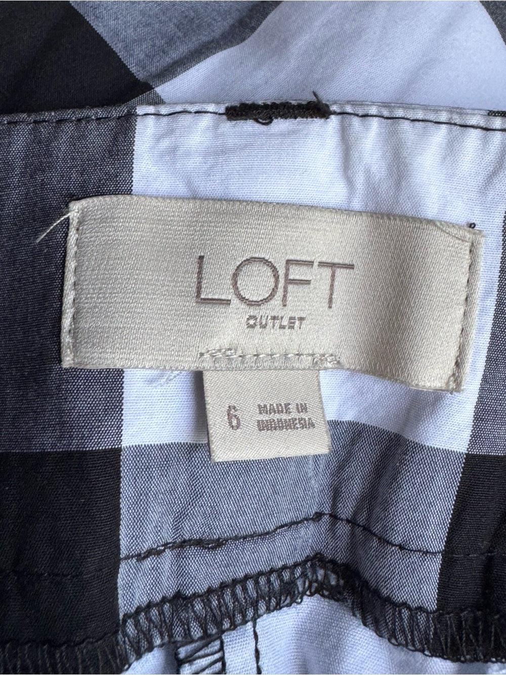 LOFT Black and White Buffalo Check Flat-Front Shorts 4” Sz 6 - Picture 4 of 6